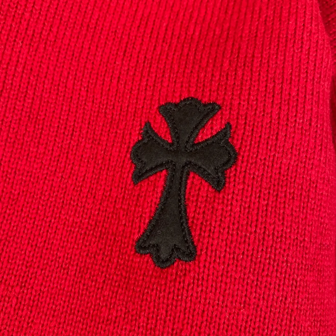P230 High-quality Chrome Hearts CH Chrome Hearts patchwork cross hole knitted sweater pullover. The popular style is the same for men and women. It is matched with black and white. It looks good in real life. The upper body is good-looking. It looks good in daily wear. It is even more photogenic. It’s hard not to buy it. Buy it for me!!! Believe me, no one can refuse such a long Chrome Hearts jacket. The version has been expanded based on the old version. The upper body is loose and stylish, and the hem is expanded to a casual design. Fat people look extremely slim, thin people have limited height and high-end. Ten thousand yuan ZP printing, 1:1 perfect restoration, looks good when worn alone or stacked, can be easily controlled by both men and women. If you care more about quality, you must also respect the price. It is completely different from the thin see-through bottoms and junk products on the market that pill when worn. If the style makes you shine at a glance, then quality is what you should pay more attention to. Compared with price, we focus on quality. Customers who have received my products all know it. ️️️ Sweaters on the market are generally made of bract core yarn. We use modal. The advantages over core-spun yarn are very intuitive: high cost, high price, high density, relatively expensive for developers, and let us make a lot less money. In addition, it is delicate, has no scum on the upper body, resists pilling, and is high-end. We are conscientious sellers and do not use core-spun yarn. Apart from being cheap, core-spun yarn is really useless. It shrinks, pills, hooks, and makes people pierced. He is proficient in everything. It is 2024. Who doesn’t want to look decent when they go out? Quality determines the upper body effect. No matter how bad the quality, the best style is still the temperament of the urban-rural fringe. We only do long-term business. Quality determines character. Take it back and wear it with confidence and wash it. The quality of the pattern will definitely make your eyes shine. We only make the right version of high quality. We make high-end hard goods. Reject junk goods and reject fast food. Conscientious quality and conscientious price. You deserve it!  Color: Black White Gray Red Size: S M L